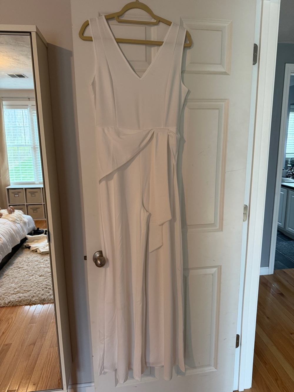 Elegant white Sleeveless jumper w/ flowy pant legs .